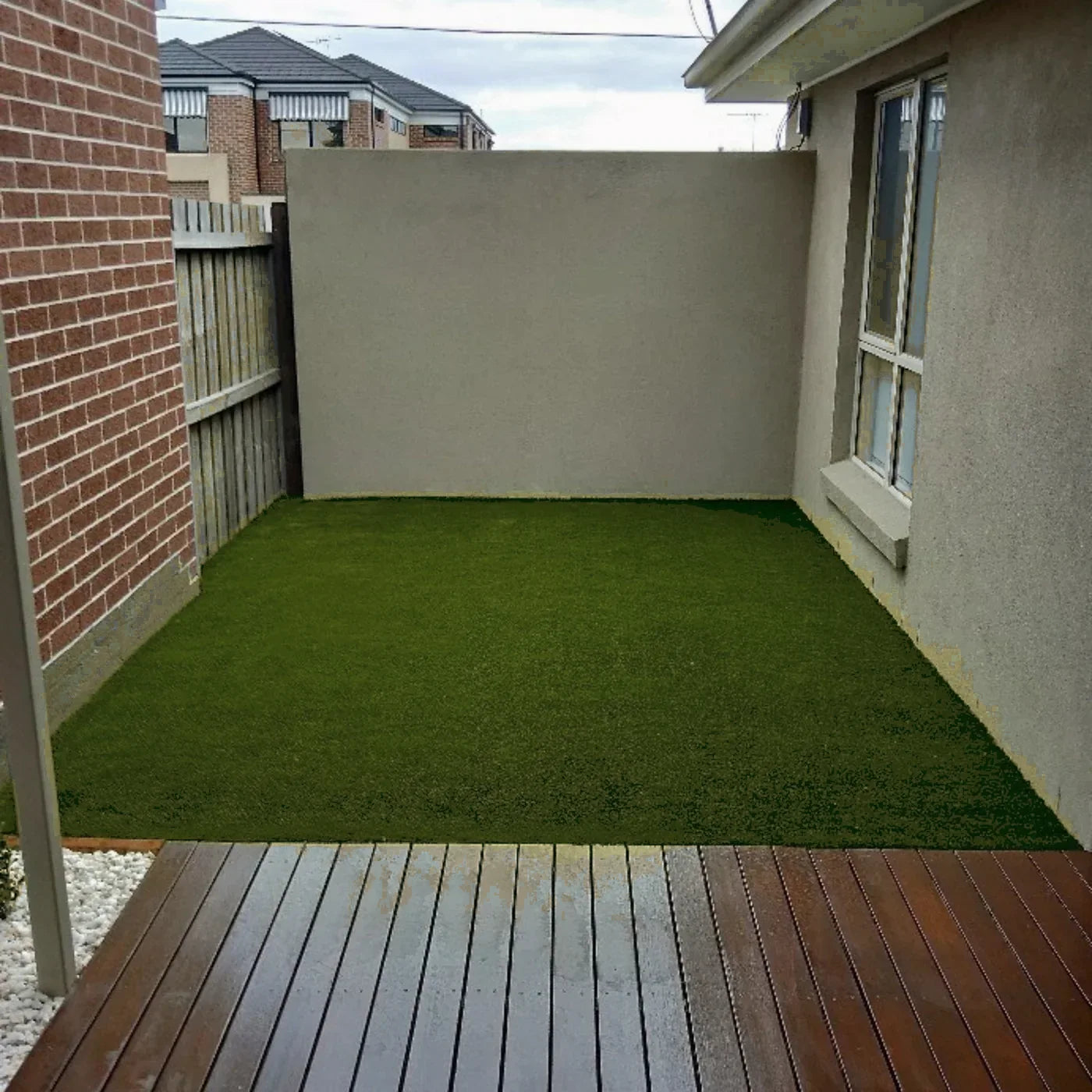 Nomo Kool 40 in a pet-friendly outdoor area